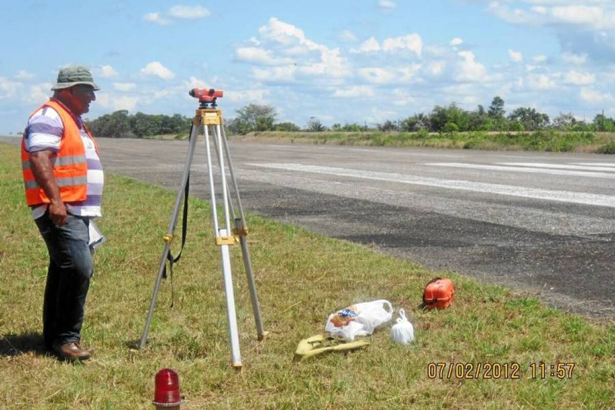 Los contratistas ya iniciaron los trabajos de mantenimiento de la pista del aeropuerto Yariguíes con los estudios topográficos. (Foto: Suministrada/VANGUARDIA LIBERAL)
