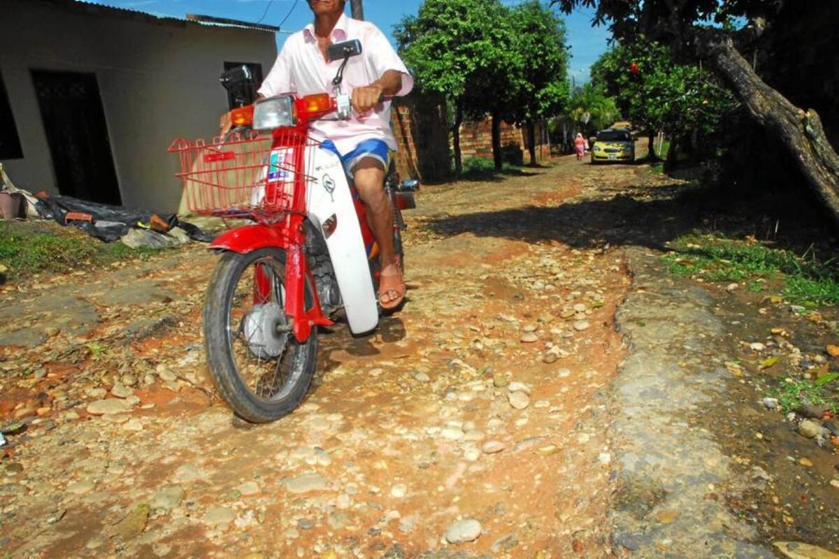 Esta es una de las calles, ubicada en el barrio El Guamo, que la comunidad del corregimiento El Llanito solicita con urgencia un arreglo. (Foto: Hernando Javier Alvarado/VANGUARDIA LIBERAL)