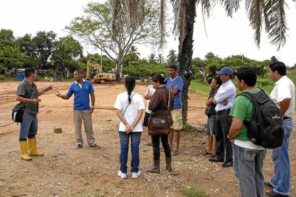 Ayer en la tarde, un grupo de personas que hacen parte del proyecto de vivienda Colinas del Sur adelantaron una protesta pacífica, por el incumplimiento de los compromisos pactados con la empresa Microtúnel. (Foto: Edgar Pernett/VANGUARDIA LIBERAL)