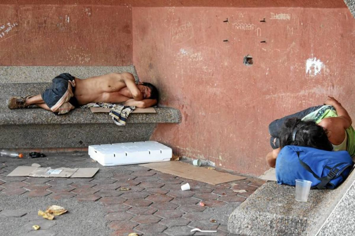 El parque de La Constitución es uno de los sitios que los habitantes de calle frecuentan para tomar sus siestas. (Foto: Emmanuel Pérez Ortegón /VANGUARDIA LIBERAL )