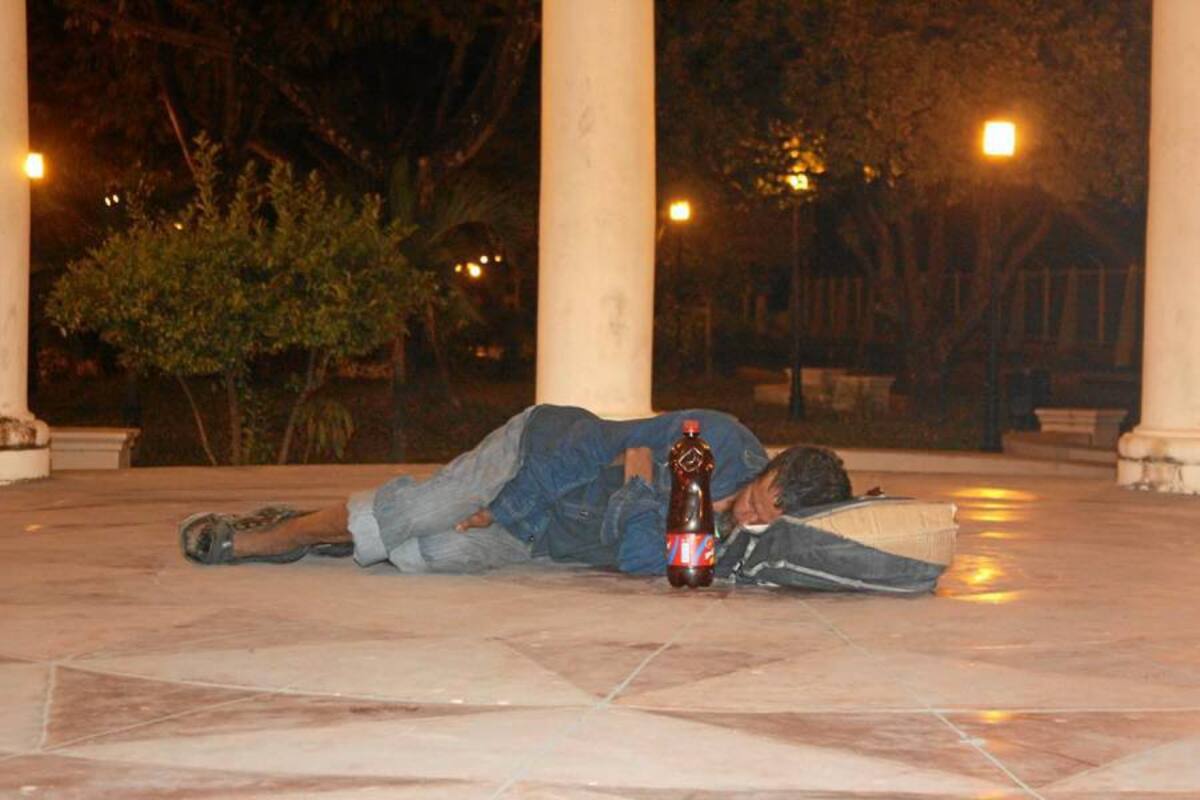 Los habitantes de calle usan sitios destinados para las expresiones culturales como sus espacios de descanso; tal como lo demuestra esta imagen captada en el Paseo de la Cultura. (Foto: Emmanuel Pérez Ortegón /VANGUARDIA LIBERAL )