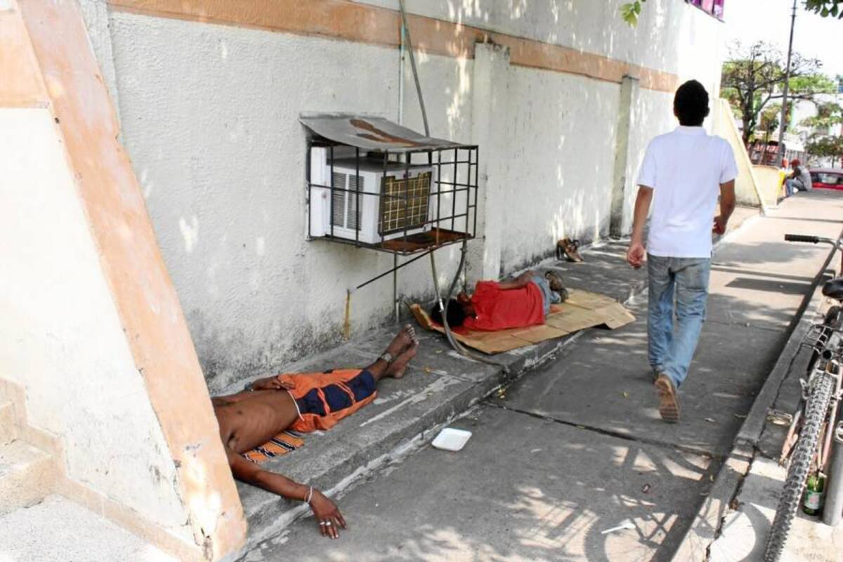Zonas poco concurridas del sector comercial son el lugar idóneo para que las personas que no tiene hogar hagan sus siestas. (Foto: Emmanuel Pérez Ortegón /VANGUARDIA LIBERAL )