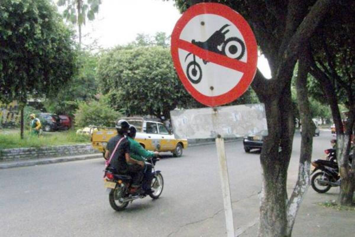 En pleno sector comercial, esta señal de tránsito vertical, que indica la prohibición de motocicletas por esta zona, ya no cumple su función debido al mal estado en el que se encuentra.(Foto: Edgar Pernett/VANGUARDIA LIBERAL)