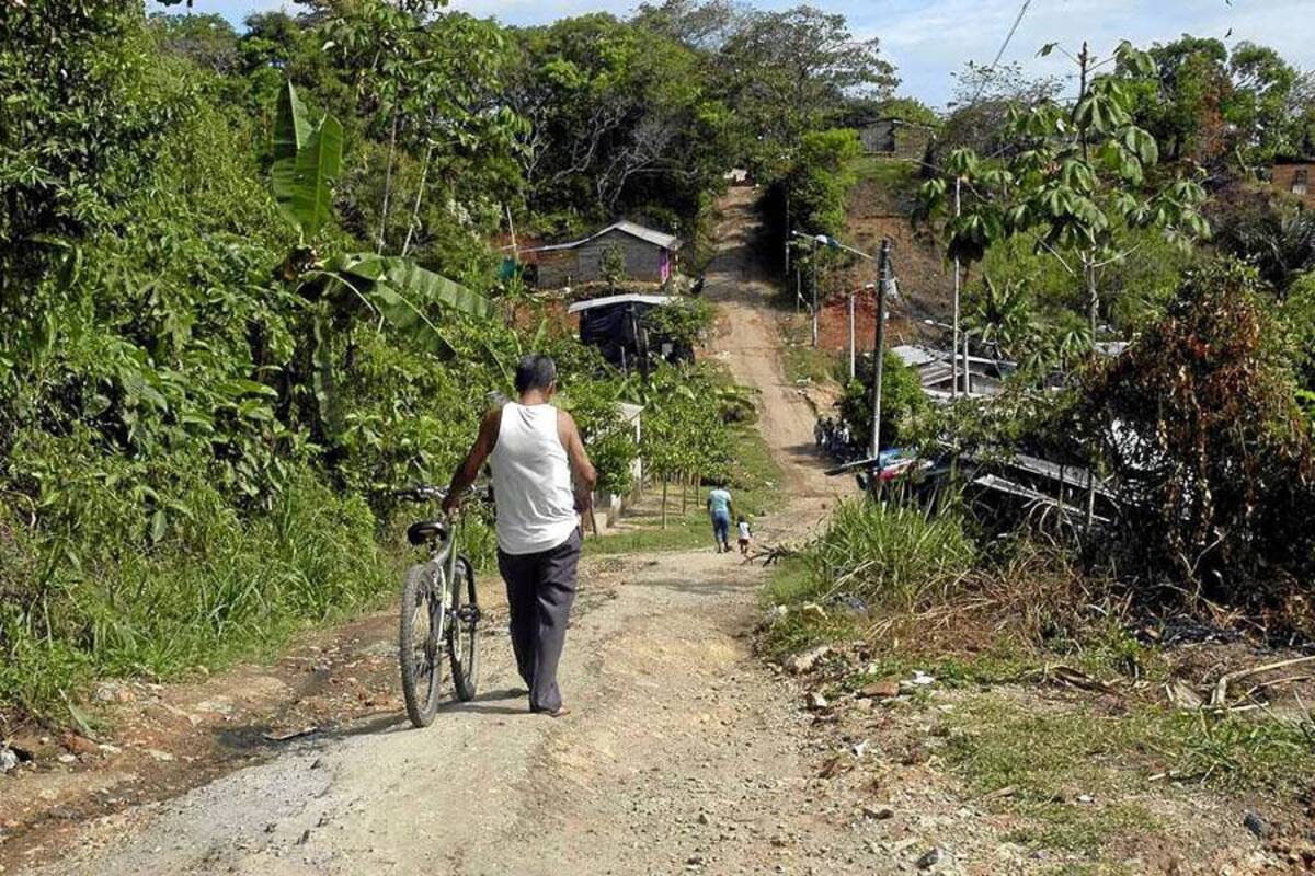 Según los residentes del sector los vehículos de transporte público se niegan a transitar por esta vía debido al estado en que se encuentra y el peligro que ello representa. (Foto: Edgar Pernett/VANGUARDIA LIBERAL )