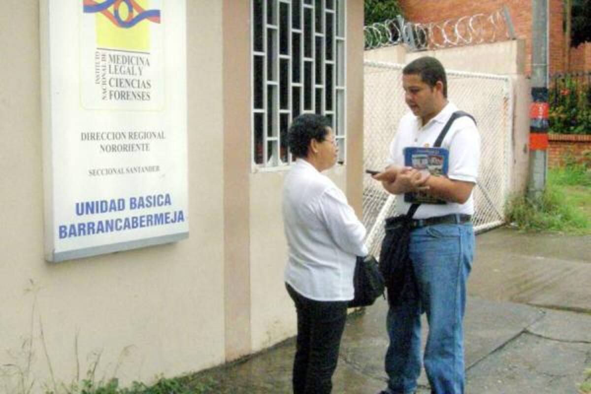 Familiares de Fabián Antonio Duque Otálvaro llegaron ayer al Instituto Nacional de Medicina Legal para reclamar su cuerpo sin vida, luego de ser asesinado el pasado lunes en la mañana.(Foto: Édgar Pernett/VANGUARDIA LIBERAL)