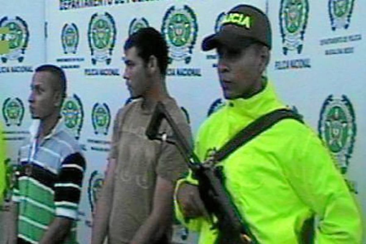 Estos dos hombres fueron enviados a la cárcel luego de ser capturados por el Gaula cuando cometían una extorsión. (Foto: Suministrada/ VANGUARDIA LIBERAL)