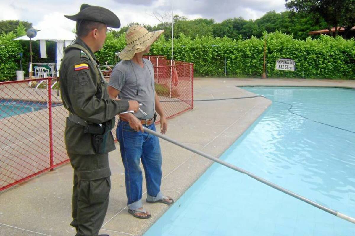 Funcionarios de la Secretaría Local de Salud y efectivos del grupo de protección al turista y patrimonio cultural de la Nación de la Policía del Magdalena Medio adelantan las revisiones a las piscinas de Barrancabermeja. (Foto: Archivo/VANGUARDIA LIBERAL )