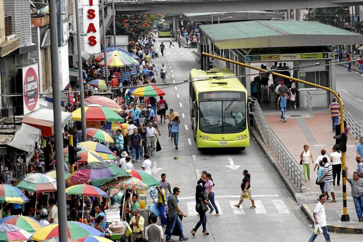 Esta imagen no puede ser más evidente: todo un carril de la carrera 15 está repleto de ventas ambulantes. A los transeúntes no les queda de otra que lanzarse a la calle. ¡Qué falta de autoridad! (Foto: Javier Gutiérrez / VANGUARDIA LIBERAL)