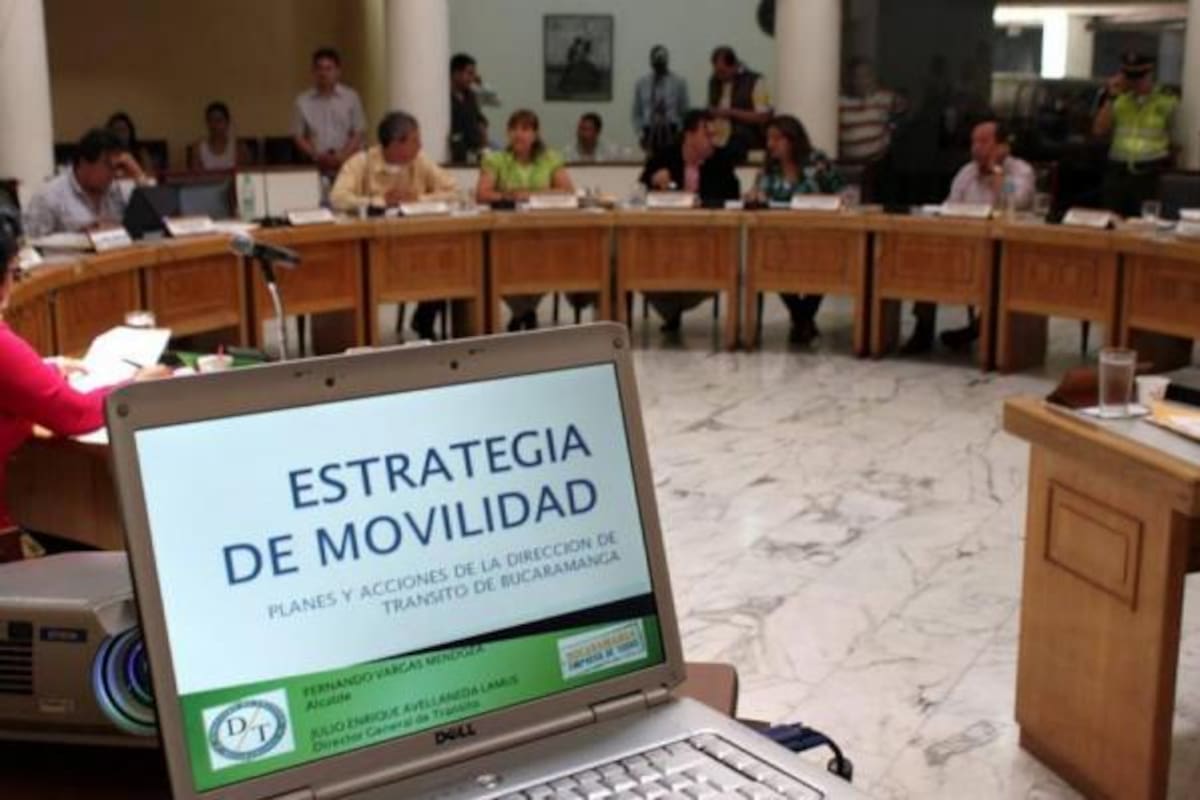 Los temas de la movilidad vehicular en el área metropolitana y, de manera particular, el nuevo Pico y Placa fueron analizados durante la mañana de ayer en el Concejo de Bucaramanga. Tras un sobrio debate, muchos de los corporados le propusieron al director de Tránsito, Julio Enrique Avellaneda Lamus, reconsiderar la restricción vehicular. Sin embargo, el funcionario se mantuvo en lo estipulado por la Alcaldía y aseguró que este sistema comenzará a adoptarse desde el próximo lunes, 11 de octubre.(Foto: Foto: Nelson Díaz / VANGUARDIA LIBERAL)