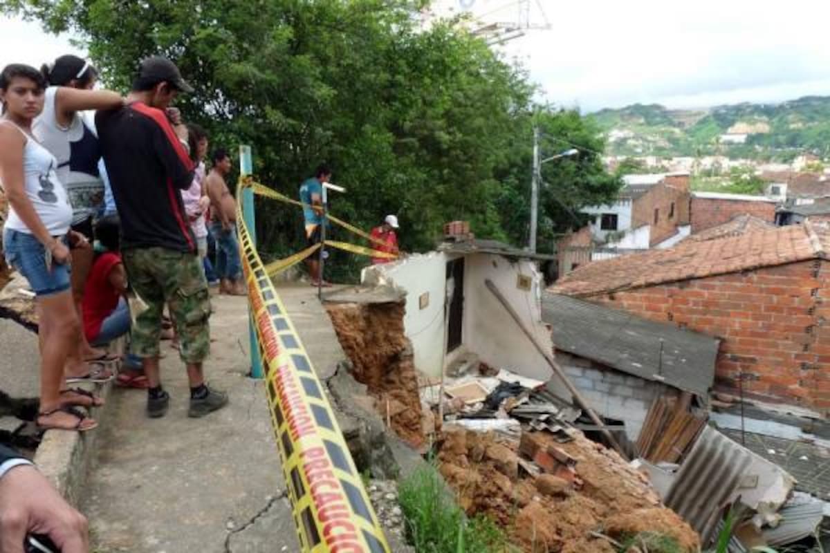 "En la calle", así quedaron las cinco familias afectadas por la caída de una casa en Girón. Los habitantes de las casas aledañas temen que la situación empeore.(Foto: Nelson Díaz / VANGUARDIA LIBERAL)