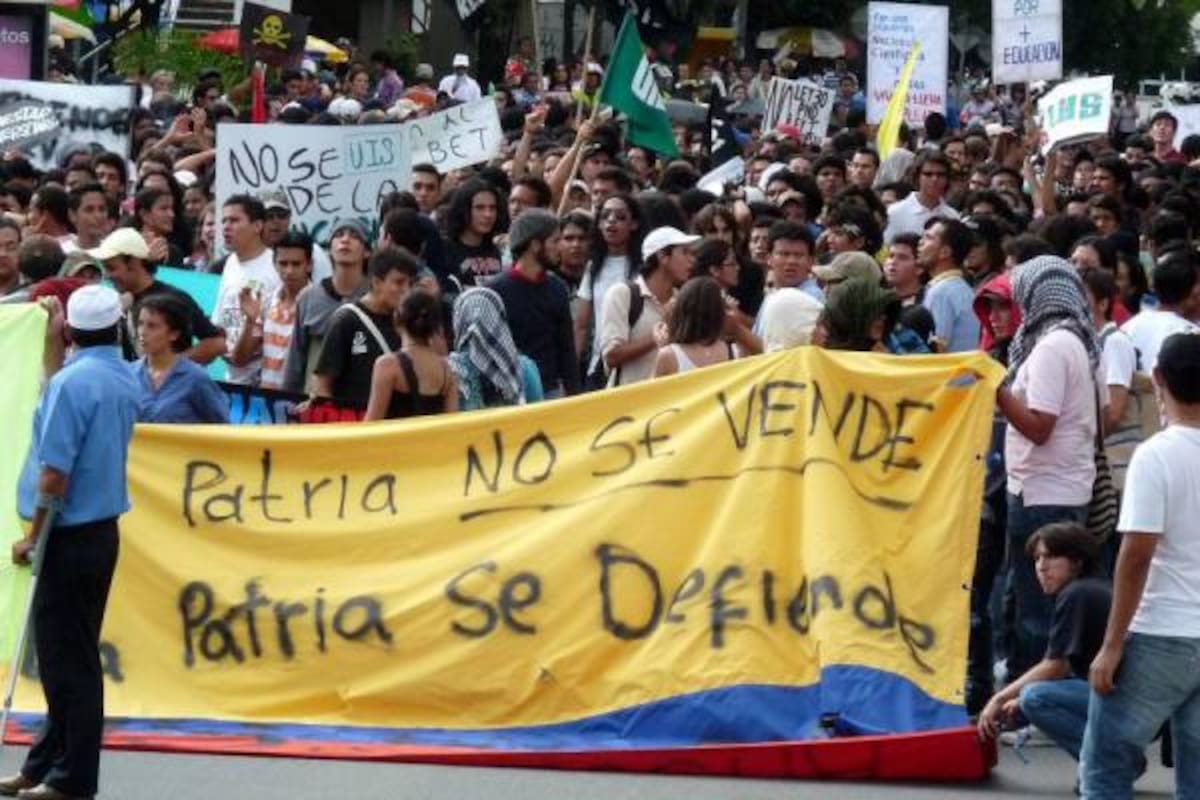 Las pancartas y arengas no hicieron falta durante la marcha realizada en la capital santandereana. Estudiantes de la UIS y del Sena se movilizaron por las calles de la ciudad manifestando su rechazo a la iniciativa planteada por el Ministerio de Educación Nacional.(Foto: Fotos: Nelson Díaz /VANGUARDIA LIBERAL)