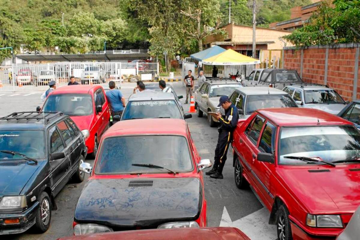 El Grupo Control Vial de la Dirección de Tránsito de Bucaramanga inmovilizó 80 carros por piratería los días 30 y 31 de enero, 1, 2 y 3 de febrero. Además de eso, fueron retenidos otros 221 por diferentes causas. (Foto: Nelson Díaz/VANGUARDIA LIBERAL)
