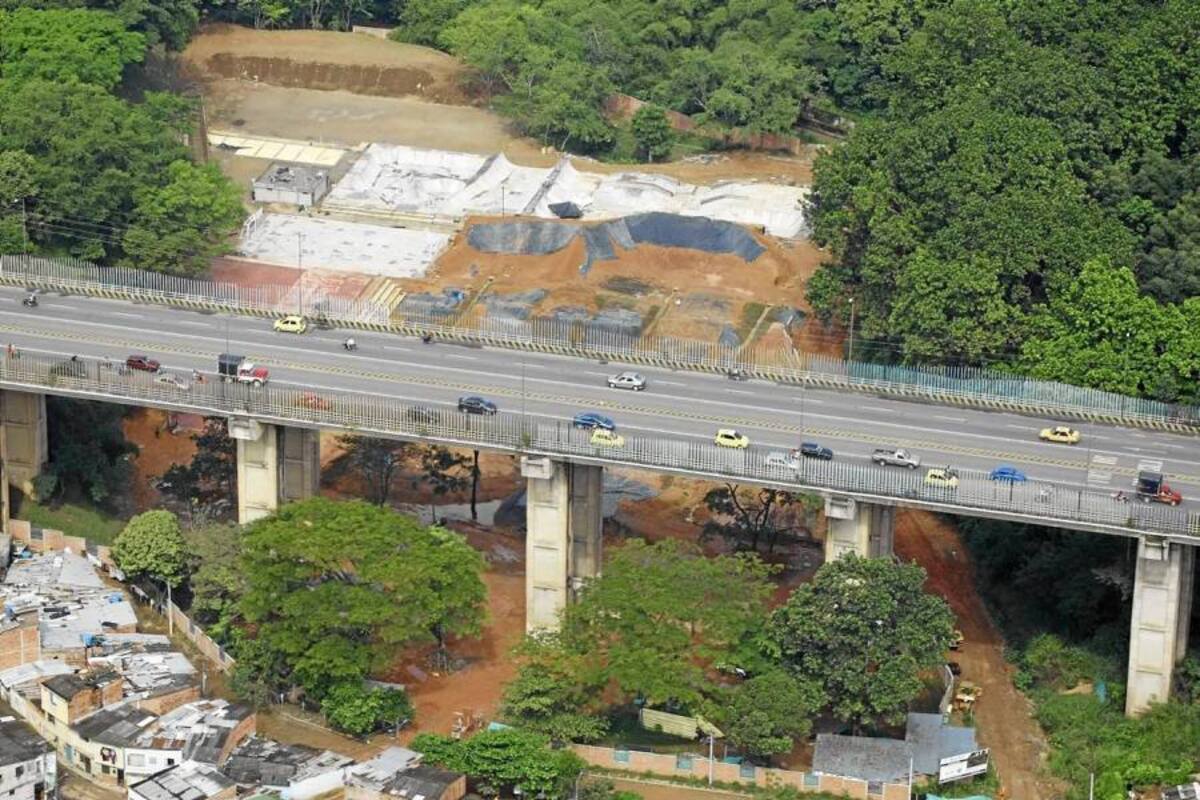 El viaducto ‘García Cadena’ es una estructura de concreto reforzado y post-tensado, el cual fue diseñado y construido en 1971. Posteriormente fue ampliado y reforzado en 1992, con el propósito de satisfacer las necesidades funcionales del momento. (Foto: Archivo/VANGUARDIA LIBERAL)