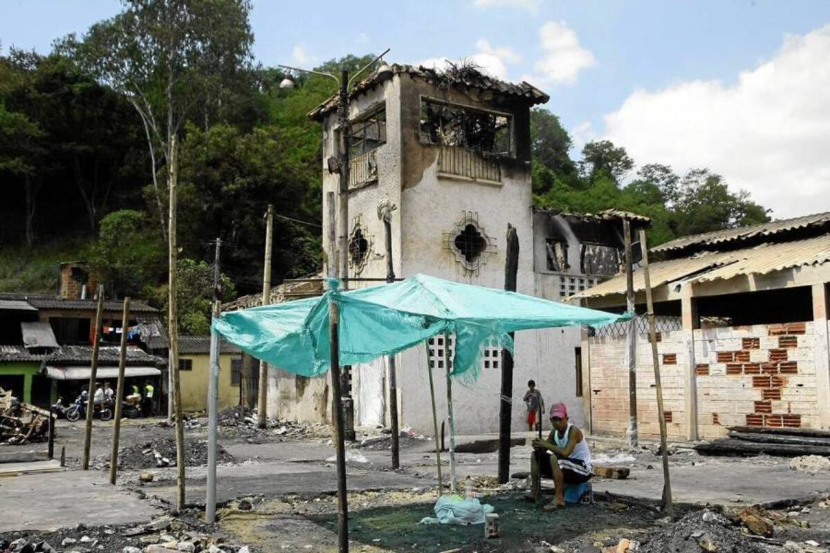 Algunas familias llegaron ayer al sitio del siniestro e intentaron armar nuevamente ‘cambuches’ sobre las cenizas. (Foto: César Flórez/VANGUARDIA LIBERAL)