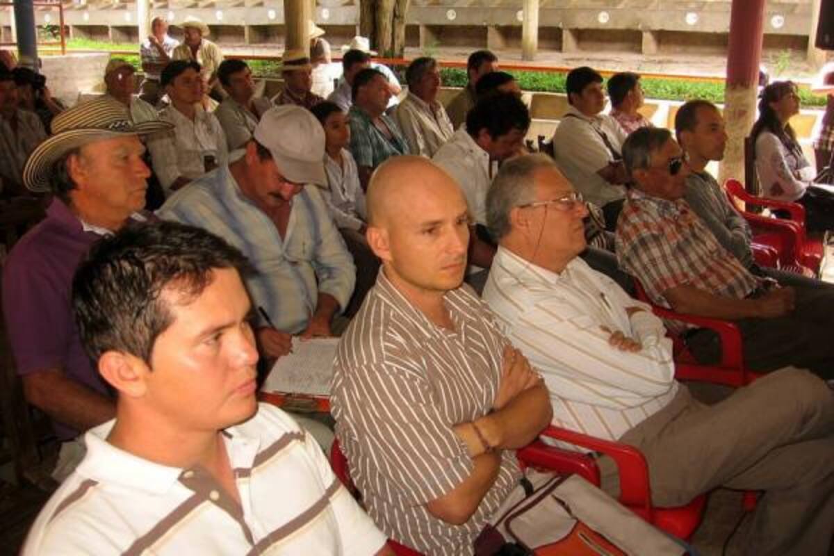 Aspectos de la actividad realizada en la Plaza de Ferias del Socorro, liderada por el Instituto Colombiano Agropecuario, la Federación Colombiana de Ganaderos y el Comité de Ganaderos de la Hoya del Río Suárez.(Foto: Nancy Gómez /VANGUARDIA LIBERAL)