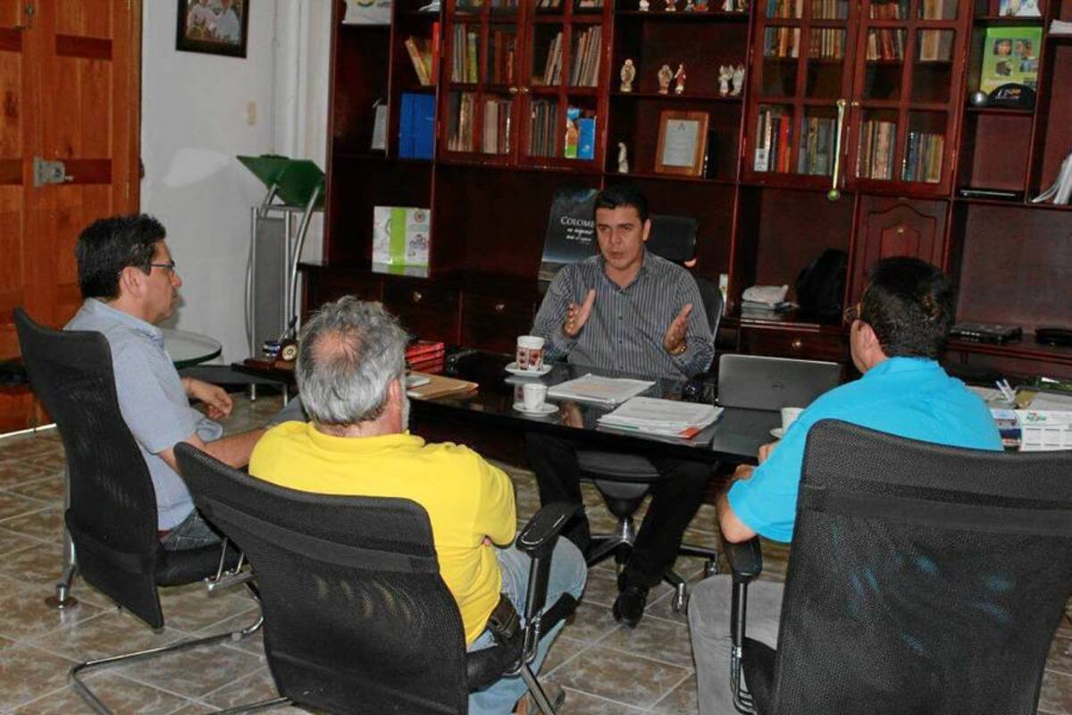 Reunión que sostuvo el alcalde de Oiba, Johnny Walter Peñaloza Niño con representantes del comité municipal y departamental de cafeteros. (Foto: Suministrada/VANGUARDIA LIBERAL)