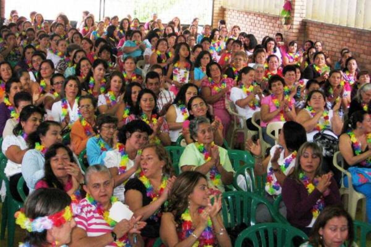 El lleno total del auditorio del Instituto Técnico Industrial Monseñor Carlos Ardila García del Socorro engalanó este sentido detalle que con admiración la comunidad educativa le entregó a cada una de las mamás, en agradecimiento por el amor y esmero con que diariamente ellas acompañan el crecimiento de sus hijos. (Foto: Nancy Gómez /VANGUARDIA LIBERAL)