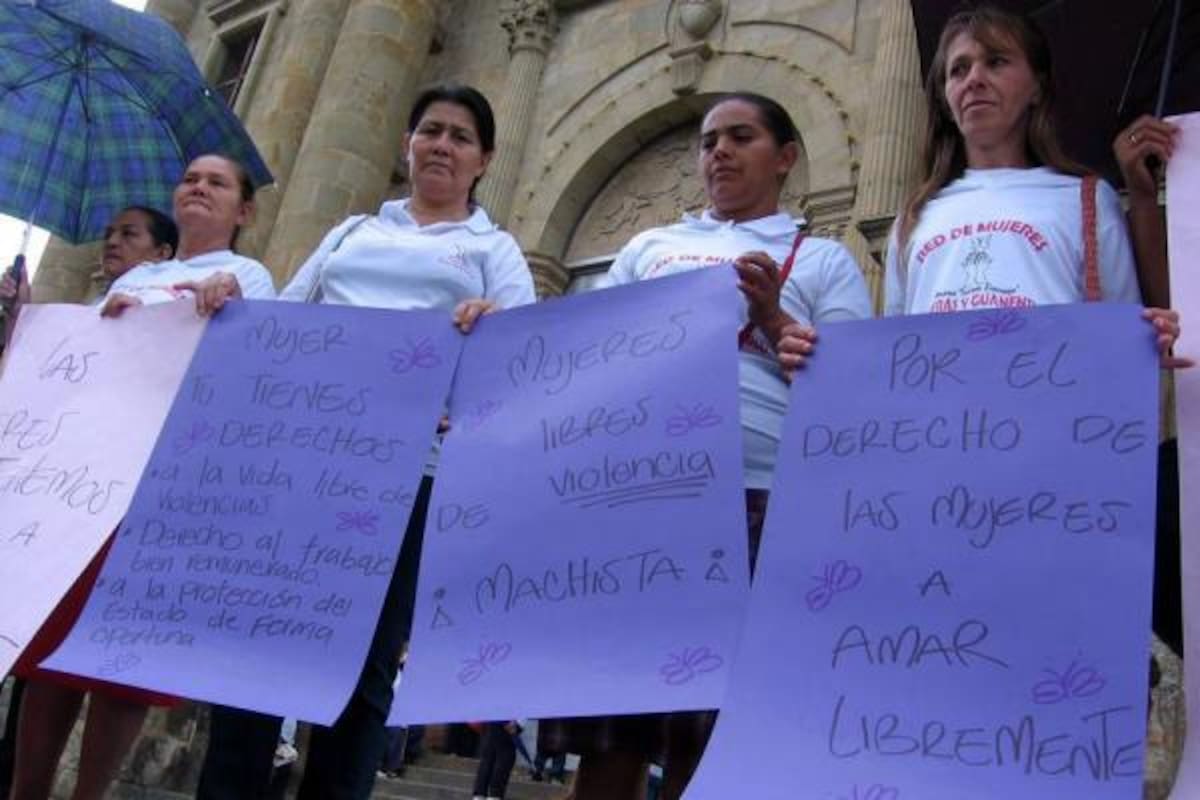Plantón de mujeres en rechazo a los últimos feminicidios ocurridos en la provincia Comunera, apoyado por la mesa departamental de seguimiento a la Ley 1257 (Ley contra la violencia de las mujeres). (Foto: Nancy Gómez/VANGUARDIA LIBERAL)