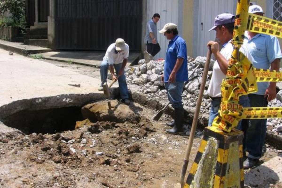 Las fuertes lluvias afectaron la quebrada La Jaboncilla que socavó el piso donde se encuentran ubicadas las lozas, las cuales colapsaron en días pasados. (Foto: Nancy Gómez /VANGUARDIA LIBERAL)