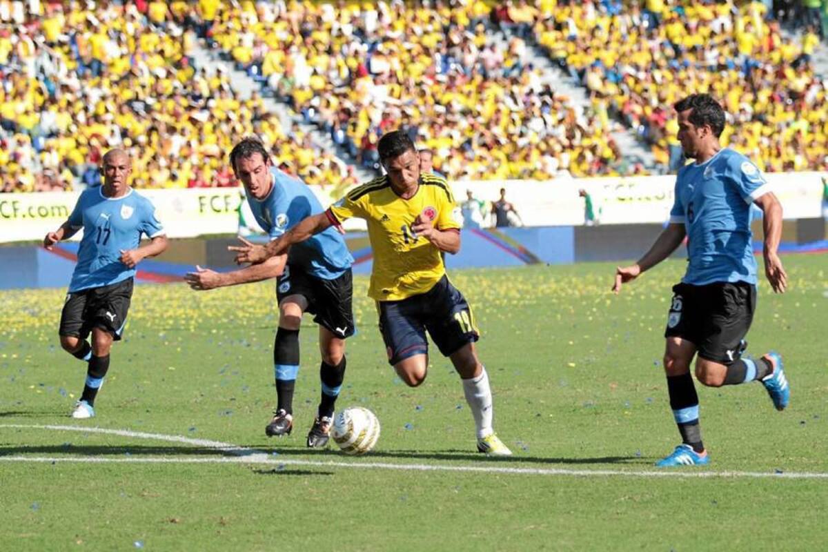 En el segundo tiempo el delantero del Junior, Teófilo Gutiérrez apareció en buena dimensión y anotó dos goles, el segundo y el tercero, ante uruguay, dejando constancia de su olfato goleador ante los ‘Charrúas’. (Foto: Javier Gutérrez Pieruccini /VANGUARDIA LIBERAL)