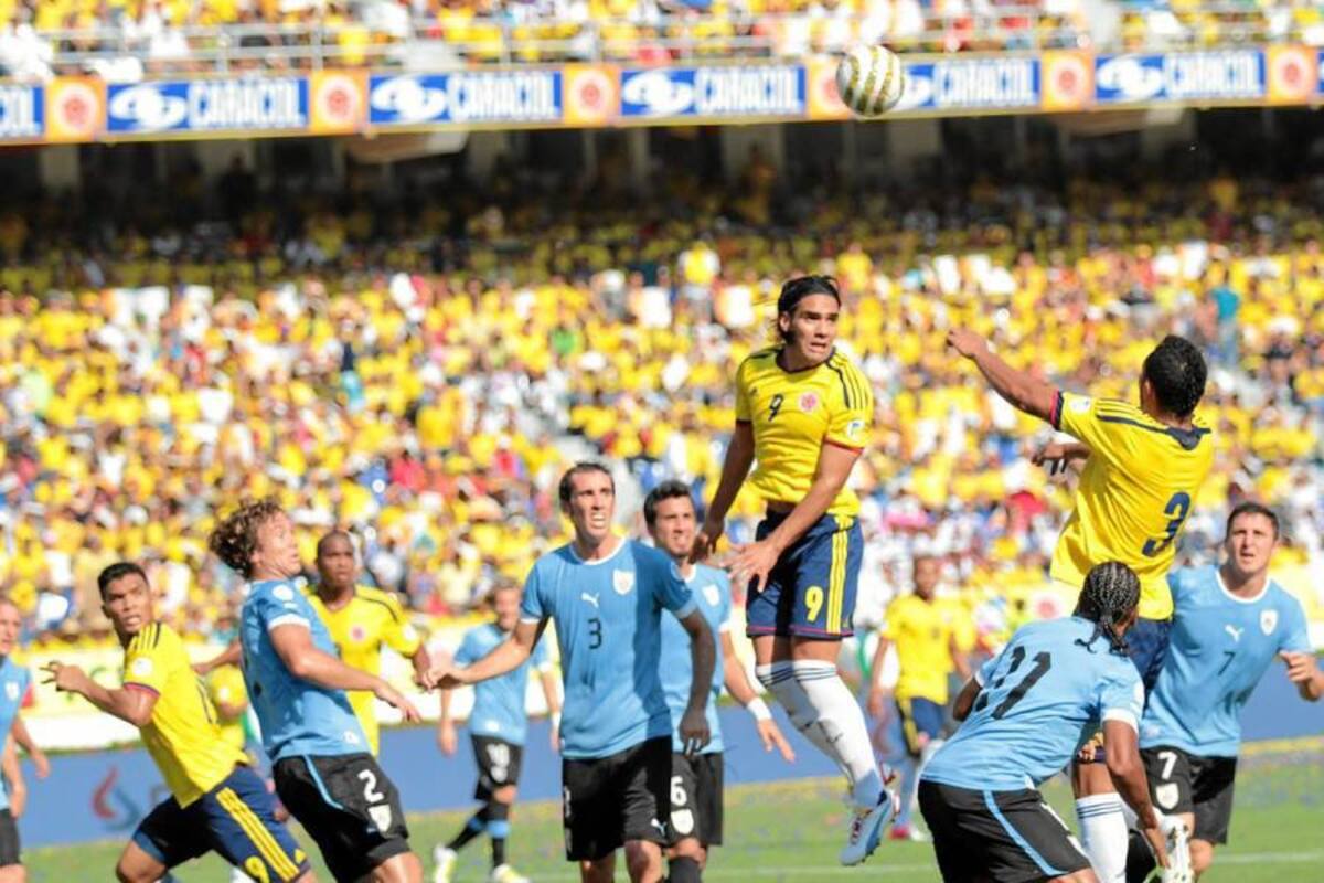 Colombia ‘bailó’ a Urguay en el Metropolitano y le pasó por encima. Además del intenso calor y la humedad reinante, el combinado nacional le manejó el balón, los tiempos y los espacios del partido al conjunto ‘Charrúa’ que no tuvo cómo y por dónde, hacerle daño a la ‘tricolor’. Una de las figuras fue su goleador Falcao García, quien hizo el primero y participó en el cuarto, y siempre fue una constante amenaza para la defensa ‘celeste’. (Foto: Javier Gutérrez Pieruccini /VANGUARDIA LIBERAL)