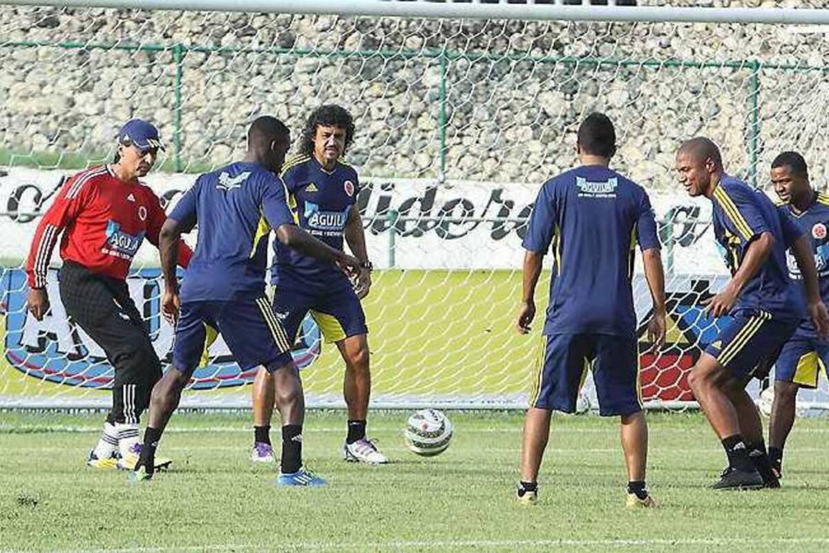 Rodeados por más de 200 seguidores, la selección Colombia de mayores cumplió ayer su primer entrenamiento en Barranquilla. Hoy se desarrollará a las 4:00 p.m. el segundo entrenamiento y la idea es que el grupo esté completo pensando en los duelos ante Venezuela y Argentina en 11 y 15 de noviembre, respectivamente. (Foto: Colprensa/VANGUARDIA LIBERAL)
