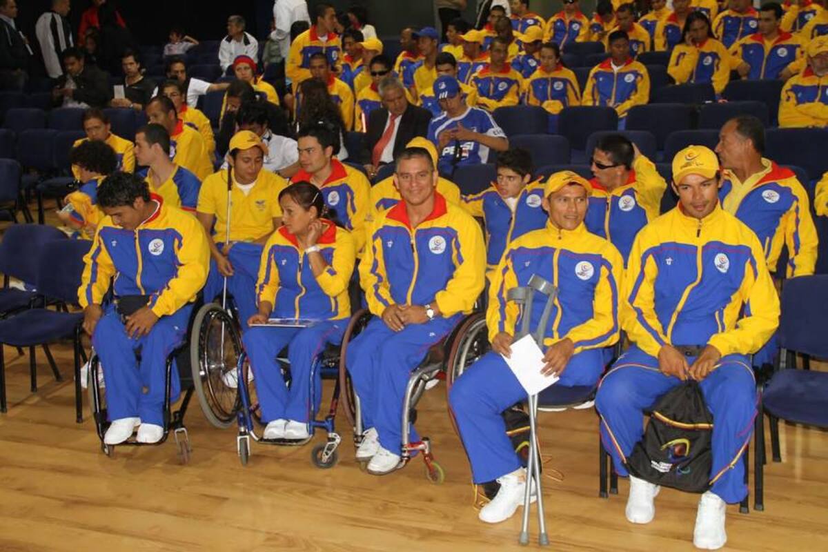 La delegación colombiana que participará en los Juegos Parapanamericanos de Guadalajara viajó ayer a territorio mexicano para afrontar este nuevo reto. En la fotografía se destacan los santandereanos Moisés Fuentes García y Álvaro Galvis Becerra, dos posibles medallistas. (Foto: Suministrada / VANGUARDIA LIBERAL )