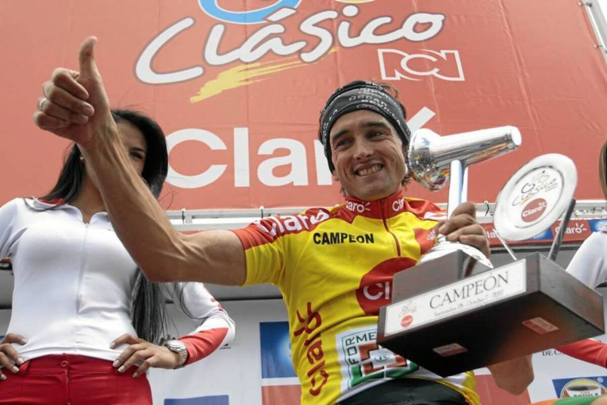 El español Óscar Sevilla, en el podio de los vencedores con su trofeo que lo acredita como campeón del Clásico RCN 2012. (Foto: Colprensa / VANGUARDIA LIBERAL)