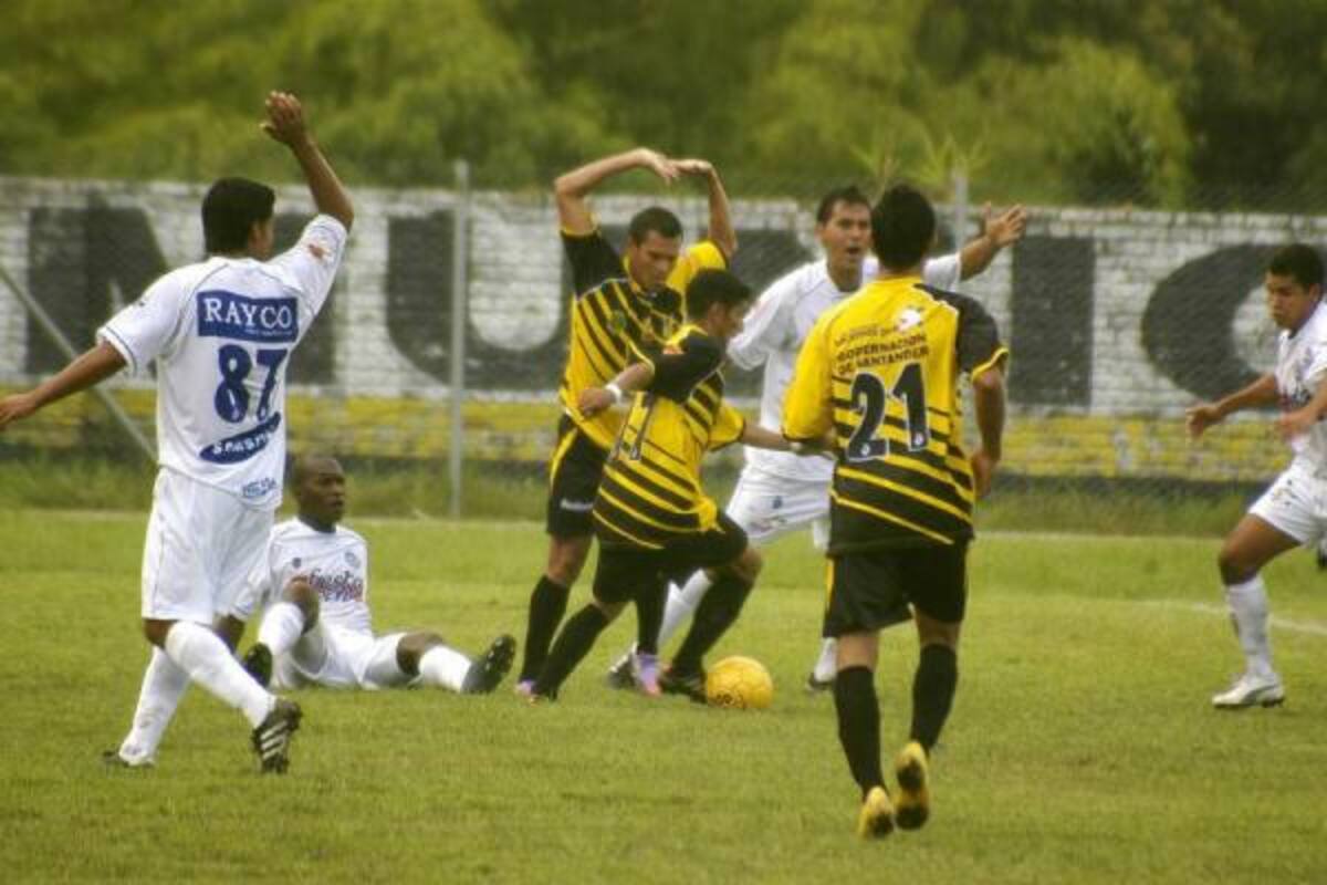 Real Santander visitó a Alianza Petrolera en la novena fecha del Torneo Postobón el pasado 11 de abril y el juego terminó 2 - 2. Por los locales anotó Óscar Móvil, mientras que Alejandro González y Aníbal Mosquera descontaron para la visita. Los tres jugadores serán titulares hoy. (Foto: Archivo / VANGUARDIA LIBERAL)
