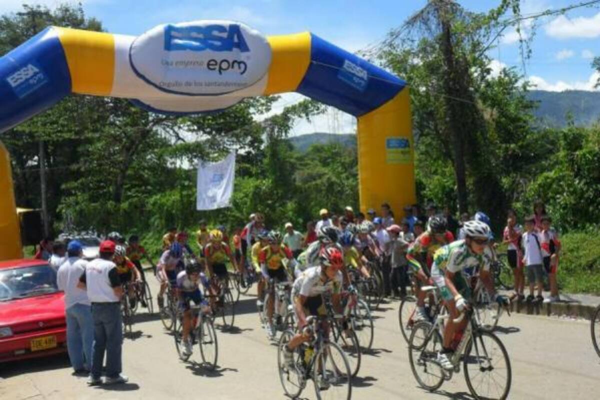 Una masiva participación de ciclistas de 5 a 16 años tuvo el II Festival Departamental de Escuelas de Ciclismo que se realizó en Charalá el pasado fin semana festivo.(Foto: Suministrada / VANGUARDIA LIBERAL)
