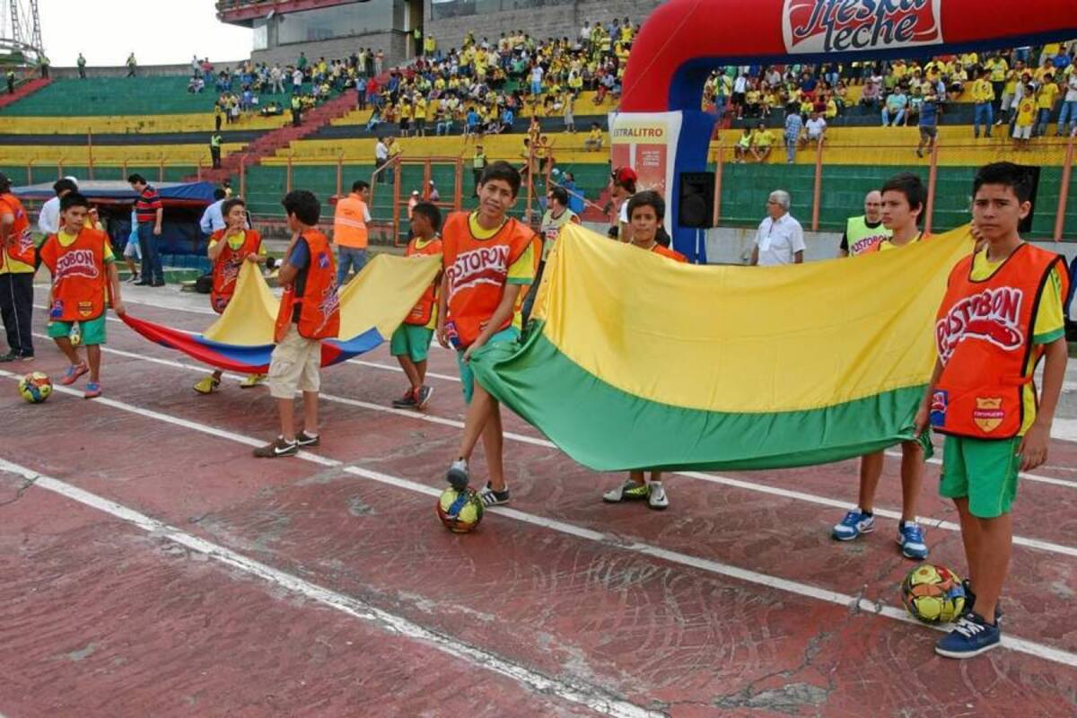 Las banderas deben ser izadas por unos jóvenes que hacen parte del grupo de recogebolas del estadio en plenos actos protocolarios. (Foto: Jaime del Río / VANGUARDIA LIBERAL)