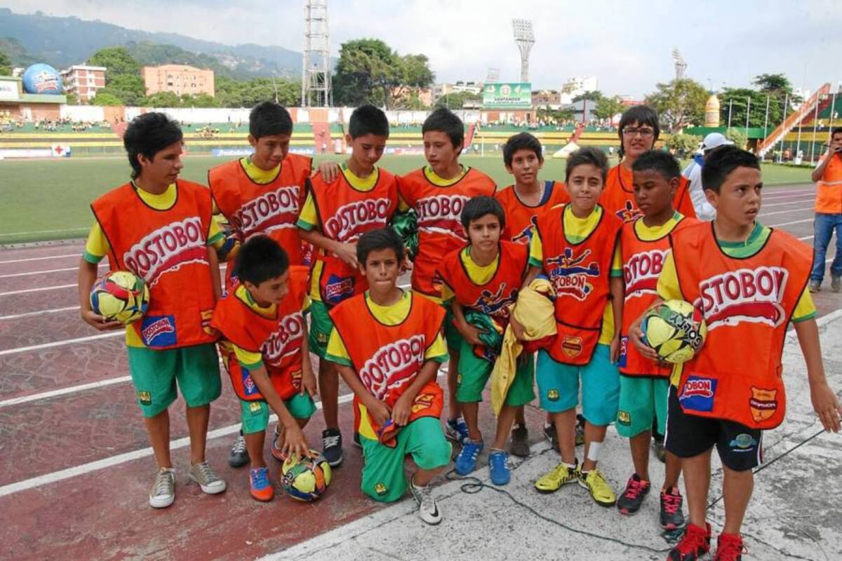 Un grupo de 12 niños que hacen parte de las divisiones menores del cuadro ‘Leopardo’, hicieron de recogebolas durante los 90 minutos de partido. (Foto: Jaime del Río / VANGUARDIA LIBERAL)