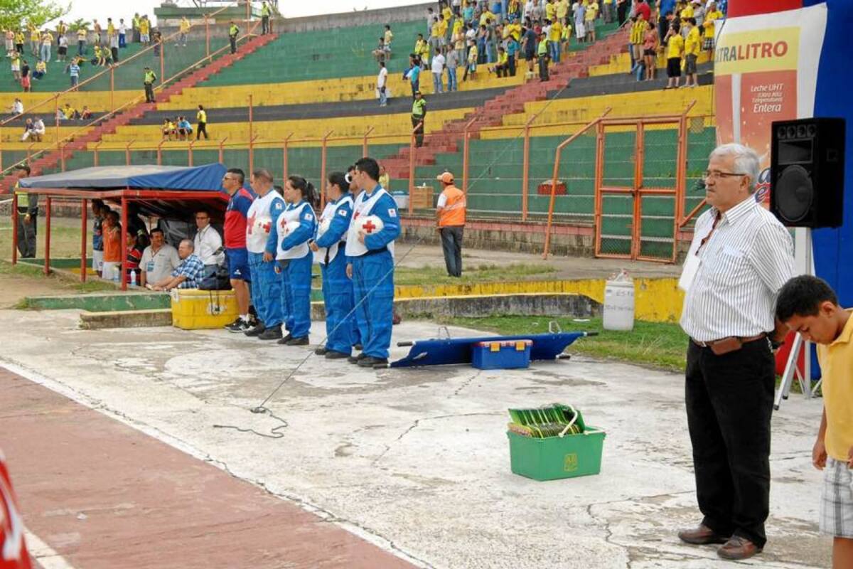 Ni el propio comisario de campo, Álvaro Pedraza, se escapa del abandono del estadio Alfonso López. (Foto: Jaime del Río / VANGUARDIA LIBERAL)