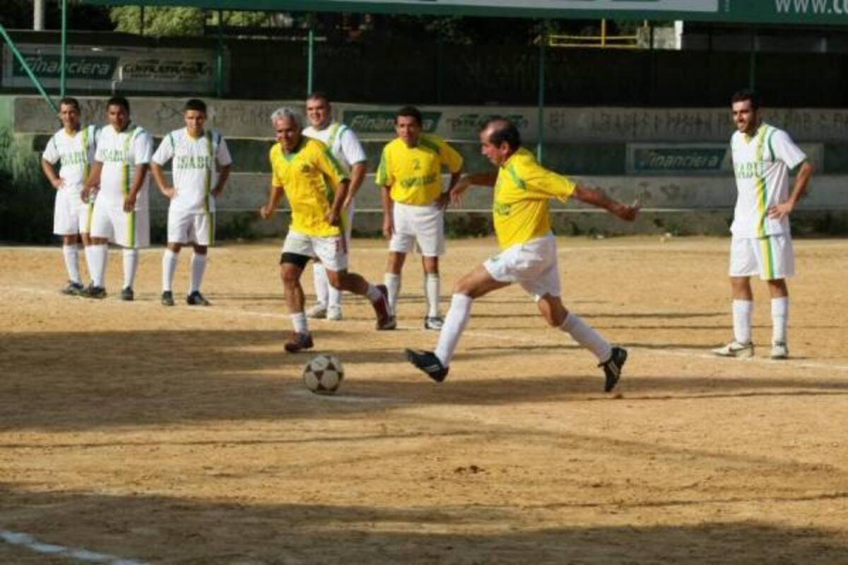 Una vez más las viejas glorias del fútbol santandereano desplegarán en la cancha Central del Barrio Mutis todo su repertorio futbolístico.(Foto: Archivo / VANGUARDIA LIBERAL)