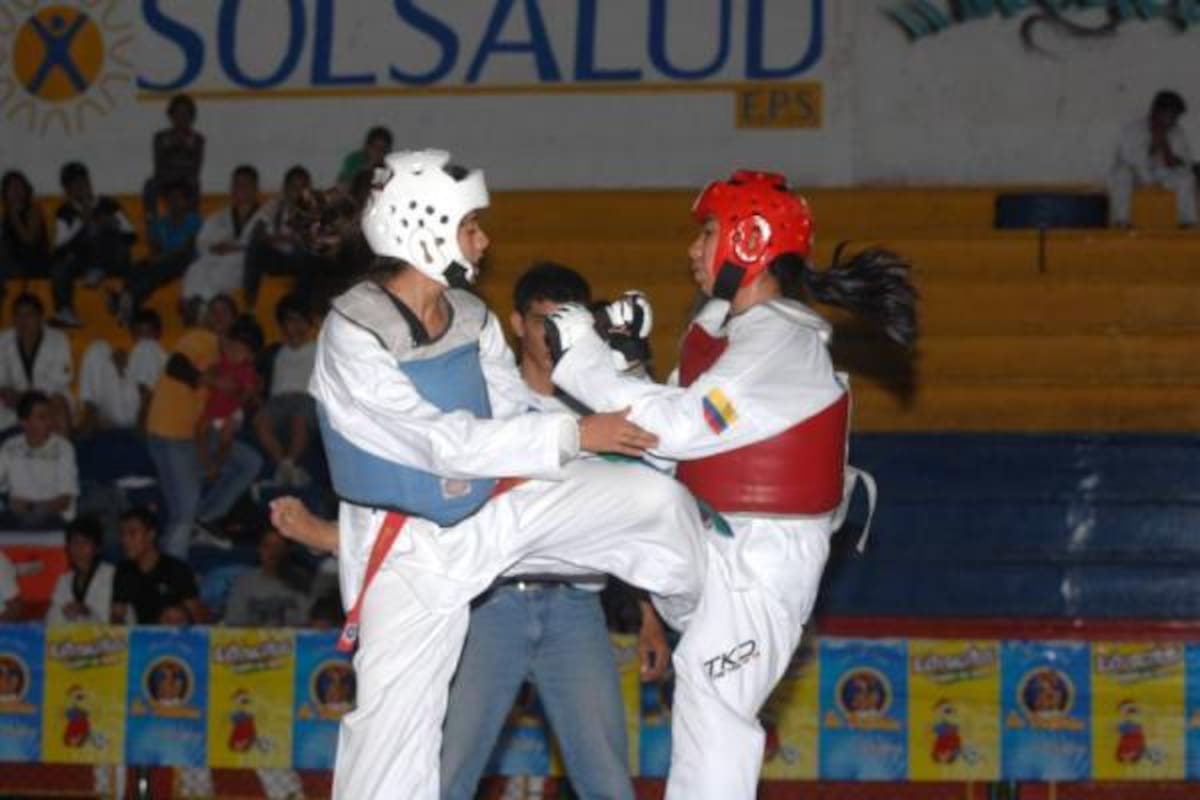 Natalia Morales de las UTS (izquierda) venció en el combate final de la categoría júnior avanzado a María Fernanda Castro, del Club Palestra.