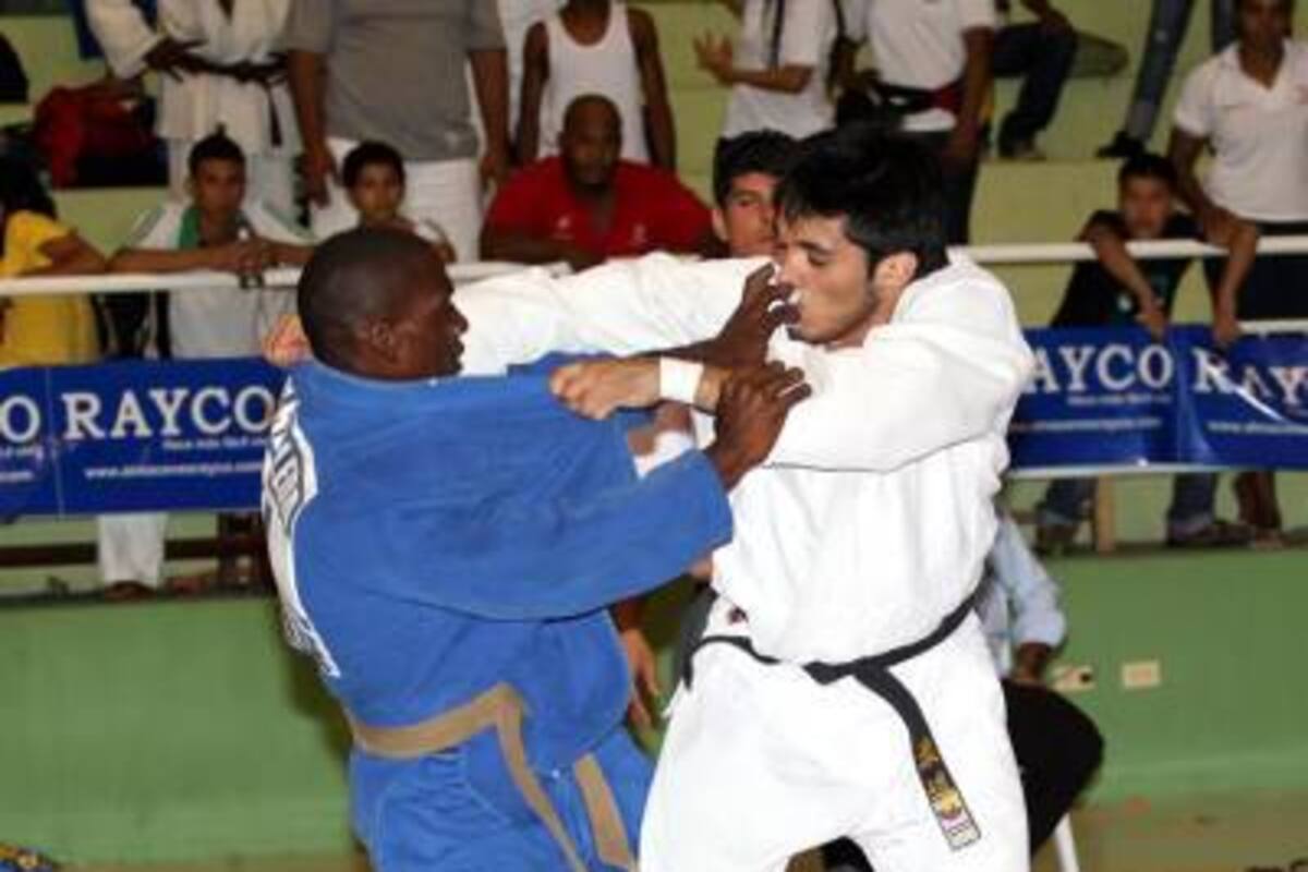 Óscar Ladino Rey (blanco), uno de los judocas santandereanos con mayor proyección, se bañó en oro en los 90 kilos de la categoría Sub 23. (Foto: Nelson Díaz / VANGUARDIA LIBERAL)