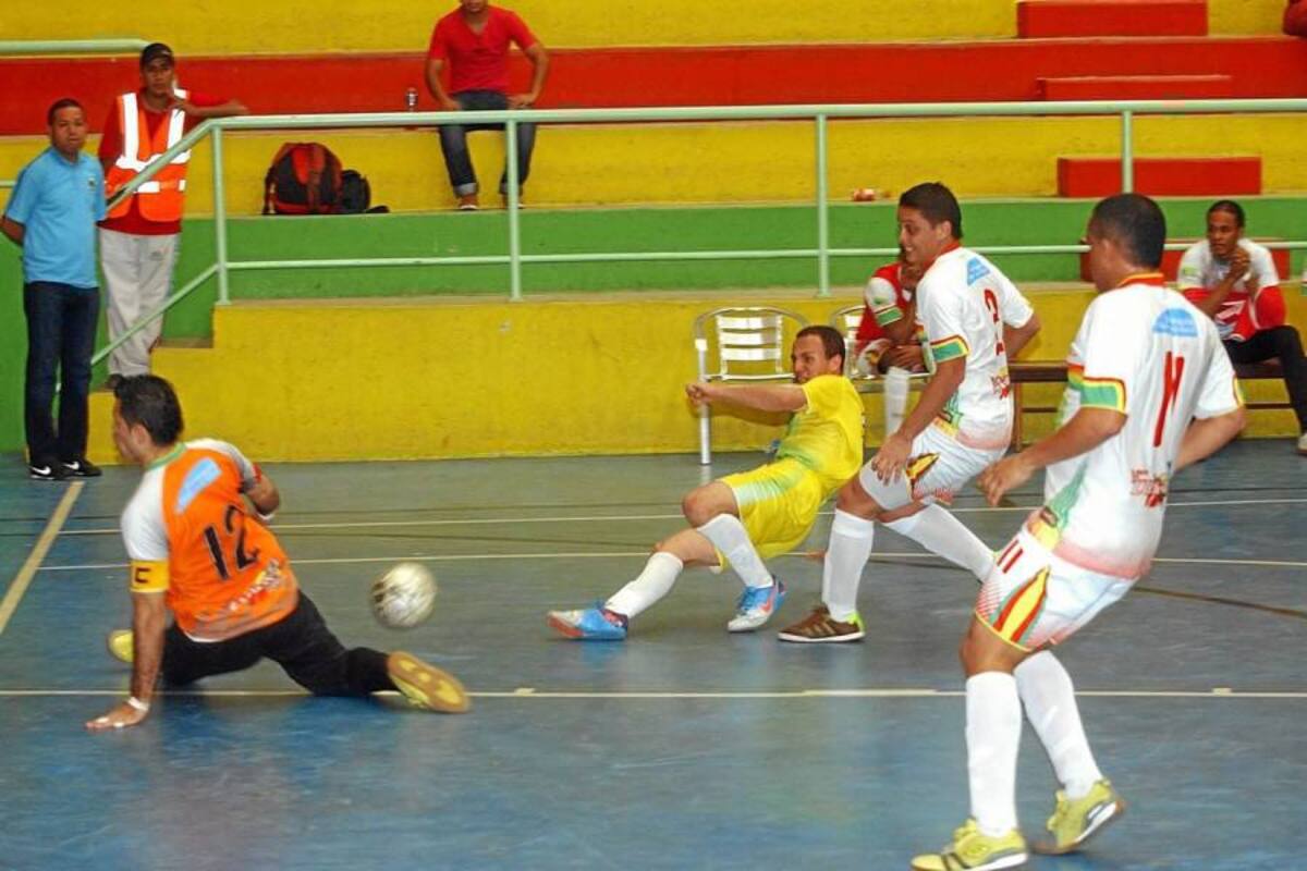 Real Bucaramanga se despidió de la temporada 2012 de la Liga Argos de Fútbol Sala derrotando a Barranquilla Futsal por 4 – 3, gracias a dos goles de Pablo Contreras, quien aparece en la gráfica anotando uno de sus tantos. (Foto: Jaime del Río / VANGUARDIA LIBERAL)