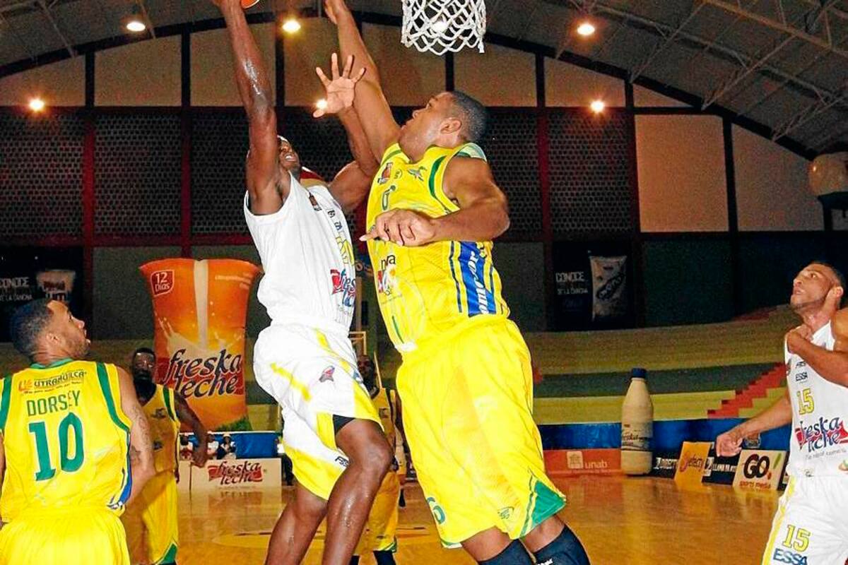 Búkaros – Freskaleche se recuperó de la derrota sufrida el viernes y en el segundo duelo de la serie derrotó 94 – 79 a Bambuqueros de Neiva, que aunque está empatado en puntos con los santandereanos (41), mantuvo el liderato de la Liga Directv Profesional de Baloncesto debido a que la serie de los enfrentamientos directos está 3 – 1 a su favor. (Foto: Mauricio Betancourt / VANGUARDIA LIBERAL )