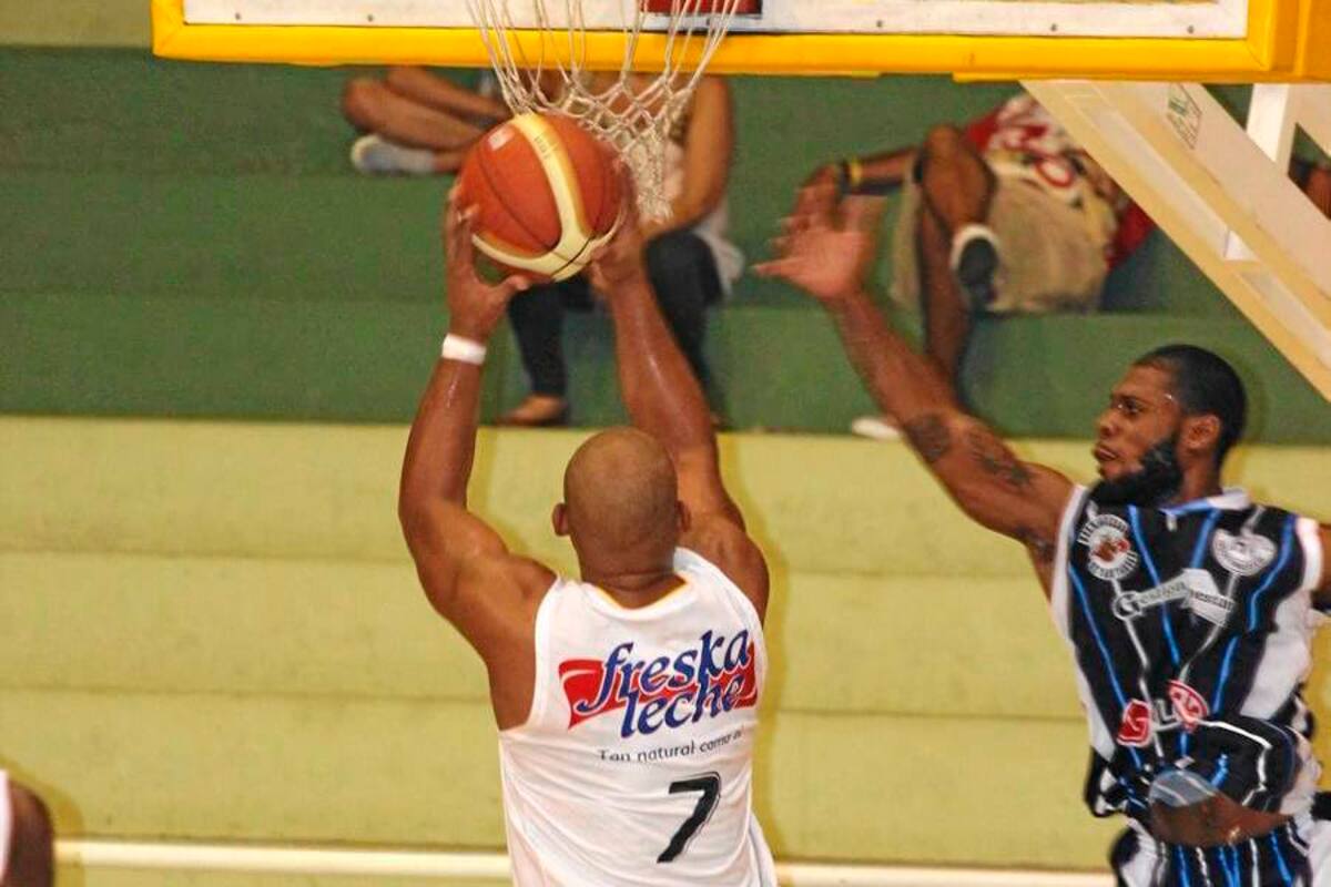 Búkaros – Freskaleche y Hormigueros de Santander se verán de nuevo las caras en el coliseo Vicente Díaz Romero durante las dos últimas fechas de la primera fase de la Copa Invitacional de Baloncesto. (Foto: Nelson Díaz / VANGUARDIA LIBERAL )