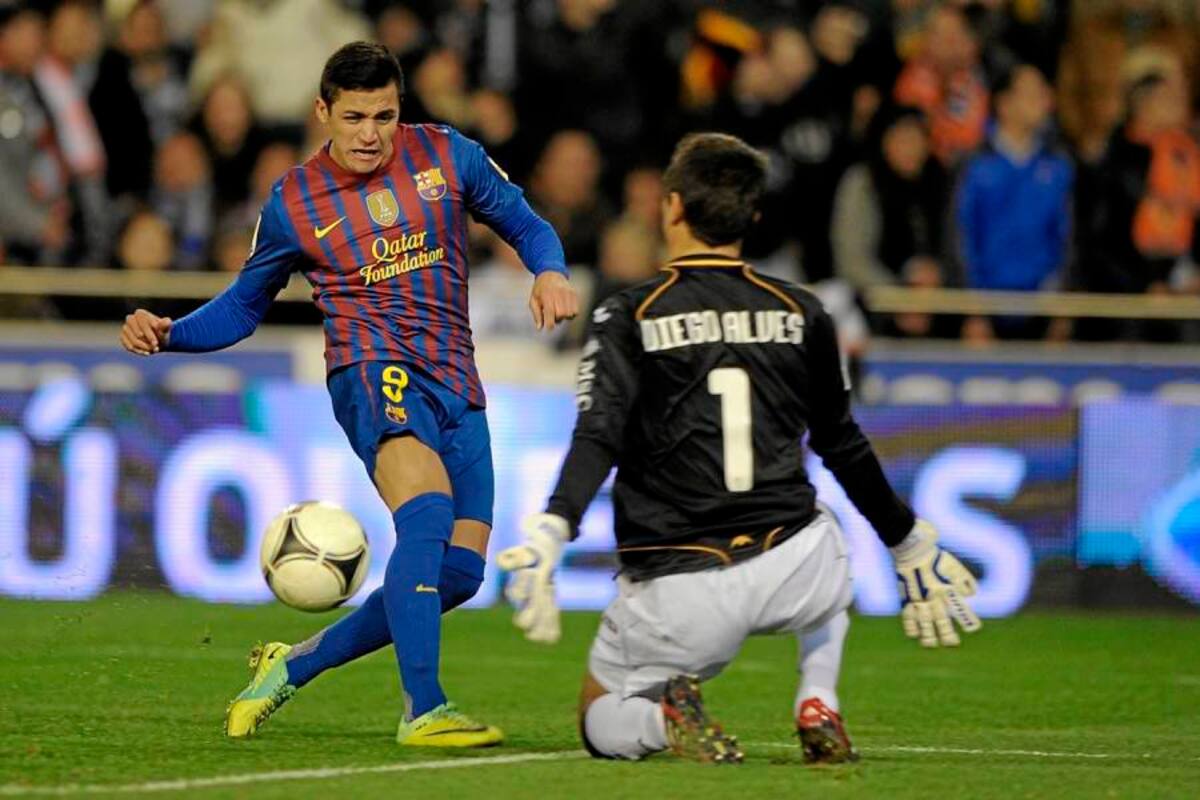 Aunque el chileno Alexis Sánchez tiene una pequeña molestia muscular, el técnico ‘Pep’ Guardiola lo esperará hasta último momento, pues será uno de los referentes en el ataque local para enfrentar la semifinal de la Copa del Rey ante el Valencia. (Foto: Archivo / VANGUARDIA LIBERAL )
