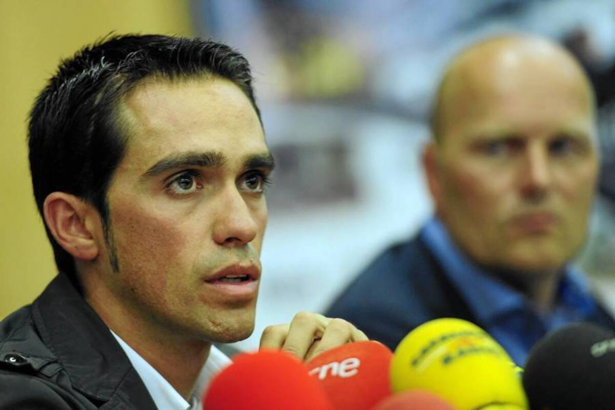 El ciclista ibérico Alberto Contador Velasco dio una rueda de prensa ayer y habló sobre su sanción y dejó en claro que continuará en el ciclismo de alta competencia. Mientras que su entrenador, el danés Bjarne Riis, le dio todo su apoyo. (Foto: AFP / VANGUARDIA LIBERAL)
