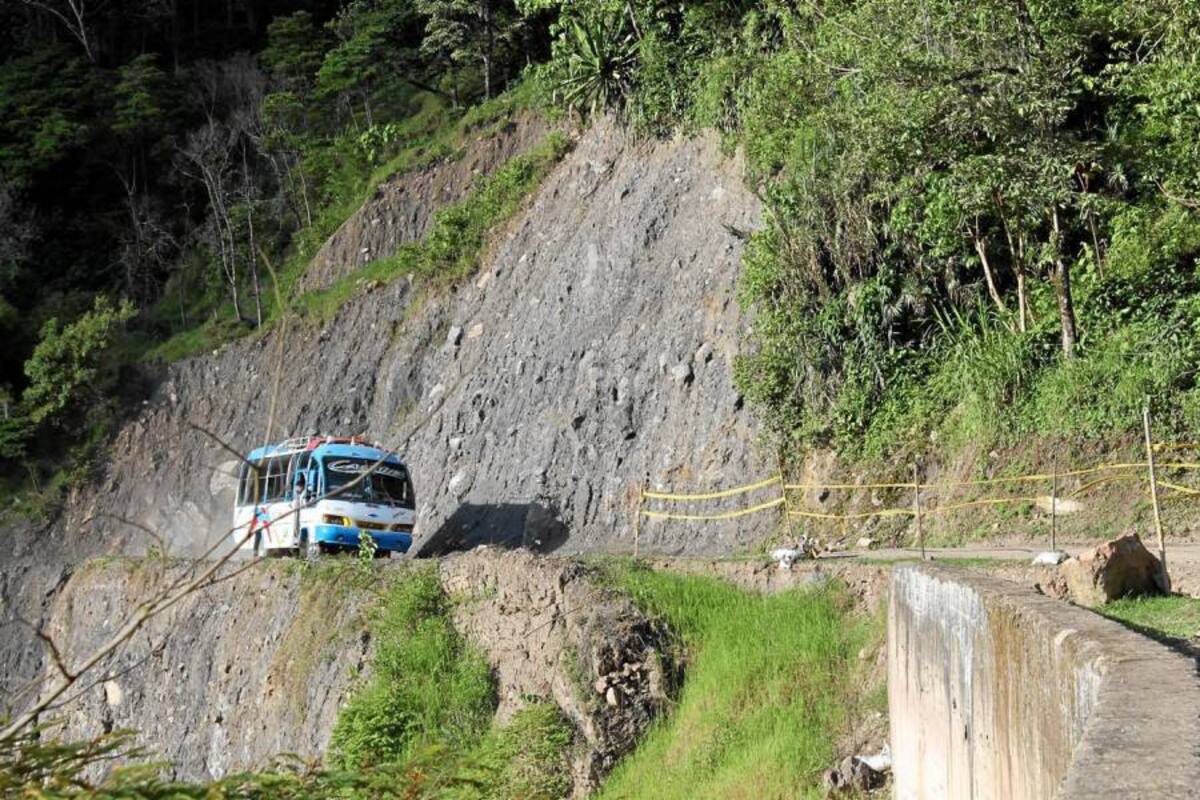 El sector de Lisgaura es uno de los más críticos de la vía, ya que la falla de San Andrés y sus constantes movimientos están ‘partiendo en dos’ la carretera. (Foto: Diana León/VANGUARDIA LIBERAL )