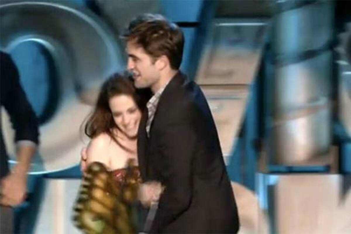 Rob Pattinson estaba tan feliz con su novia, Kristen Stewart, que incluso se animó a darle un beso a su amigo, Taylor Launter. Tristemente, Kris tuvo que viajar a Londres y él a Toronto. (Foto: Tomada de Internet / VANGUARDIA LIBERAL)