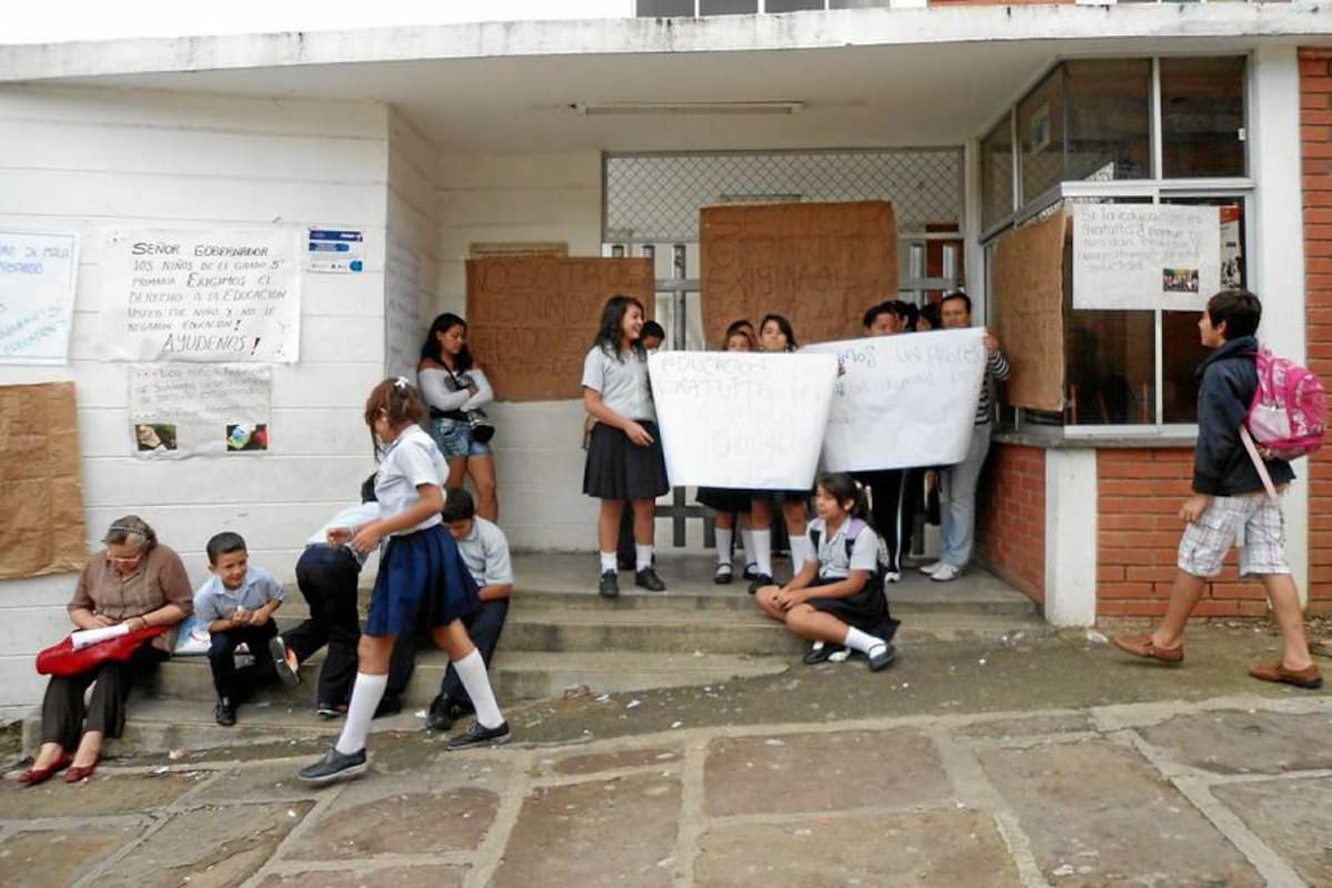 Padres de familia de estudiantes de quinto primaria del colegio Carlos Martínez Silva, en San Gil, protestan por la falta de docente. (Foto: Suministrada / VANGUARDIA LIBERAL)