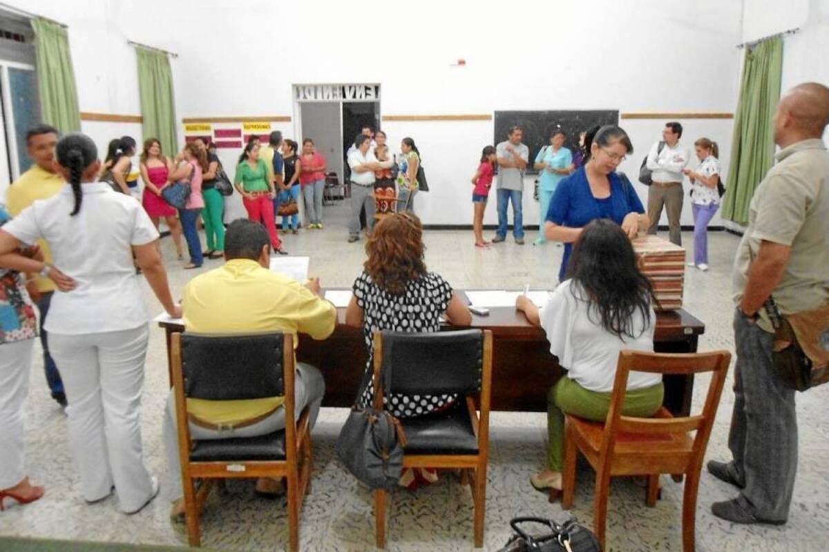 Aspectos de la elección de la terna del estamento científico efectuada el martes 6 de noviembre hacia las 6:00 de la tarde en el Hospital Regional de San Gil. (Foto: Nancy Acuña R./VANGUARDIA LIBERAL)