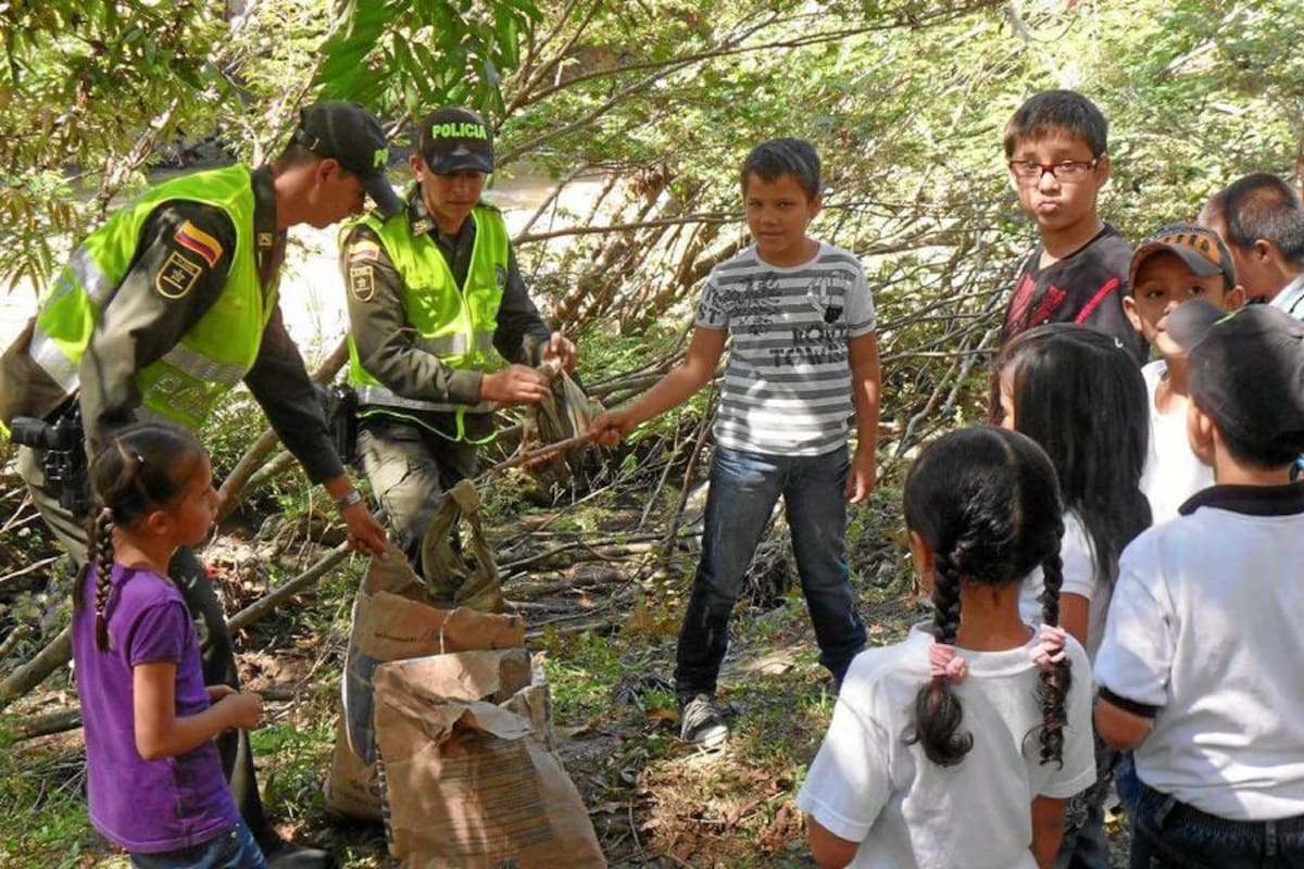 Policía y colegios celebraron día de los humedales (Foto: Suministrada /VANGUARDIA LIBERAL )