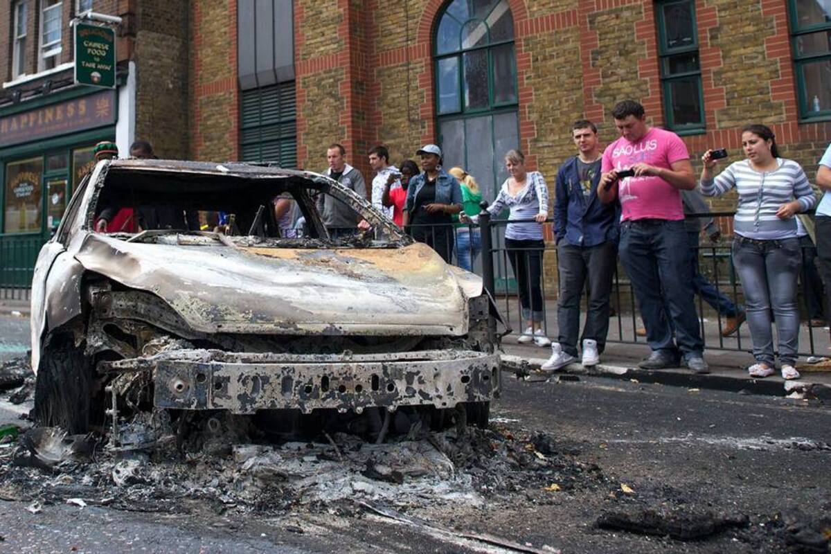 Los violentos, adolescentes en su mayoría, usaron cubos de basura para formar barricadas con ellos y dificultar el paso de las patrullas a calles cuyos comercios saqueaban. (Foto: AFP/VANGUARDIA LIBERAL)