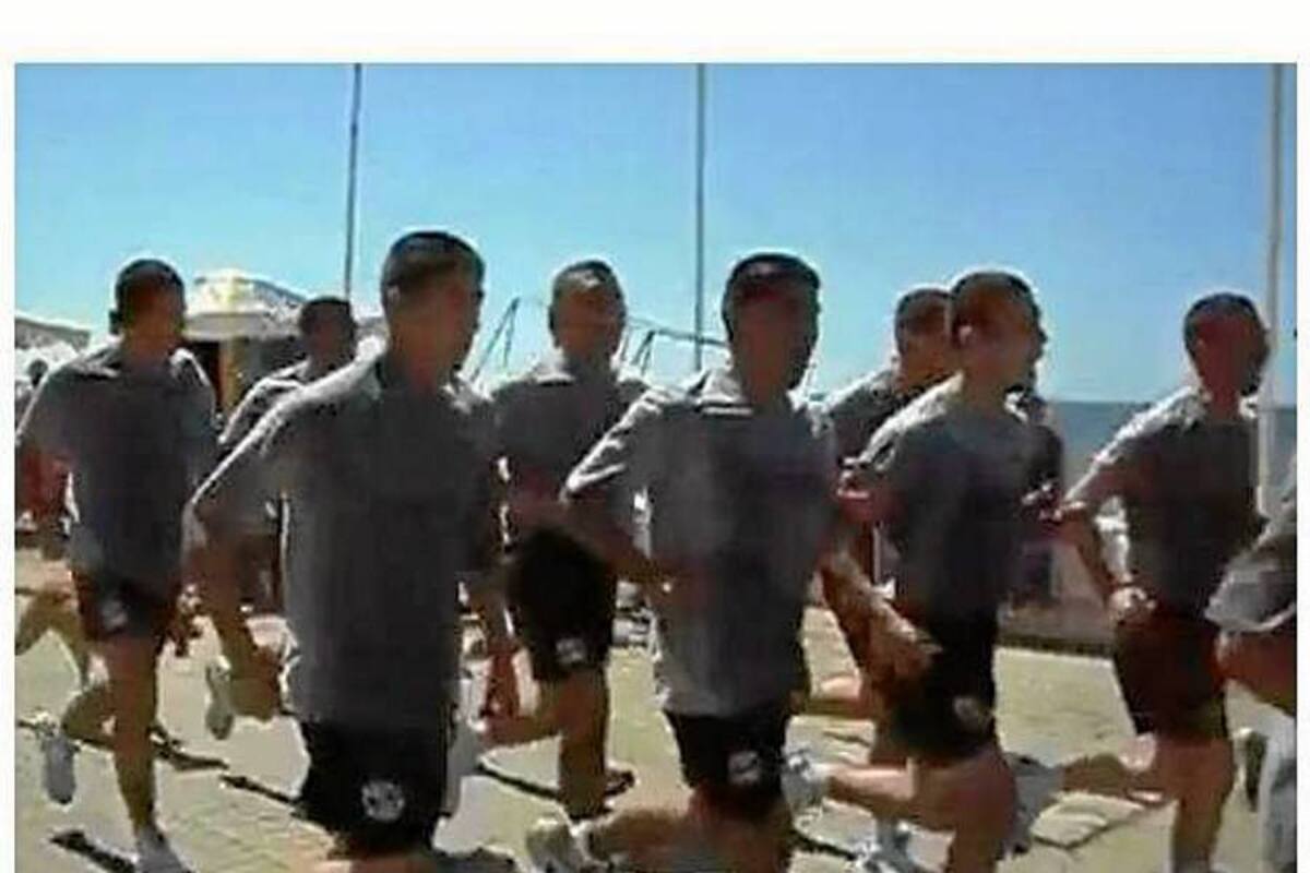 Están identificados los 27 grumetes que estaban trotando y el instructor que estaba a cargo del canto. (Foto: Tomado de Youtube / VANGUARDIA LIBERAL)