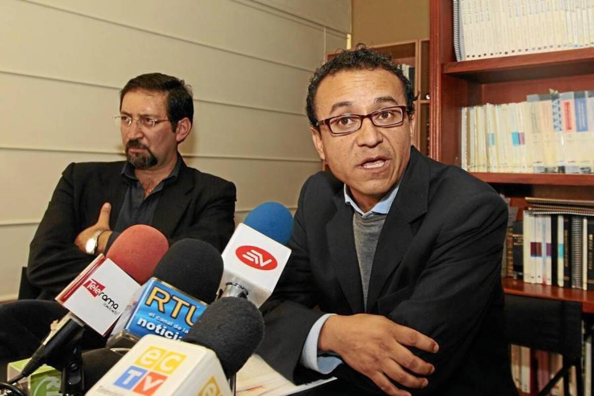 Los periodistas Juan Carlos Calderón (izquierda) y Christian Zurita ofrecieron ayer una rueda de prensa en Quito, en la que anunciaron que apelarán la sentencia. (Foto: EFE / VANGUARDIA LIBERAL)
