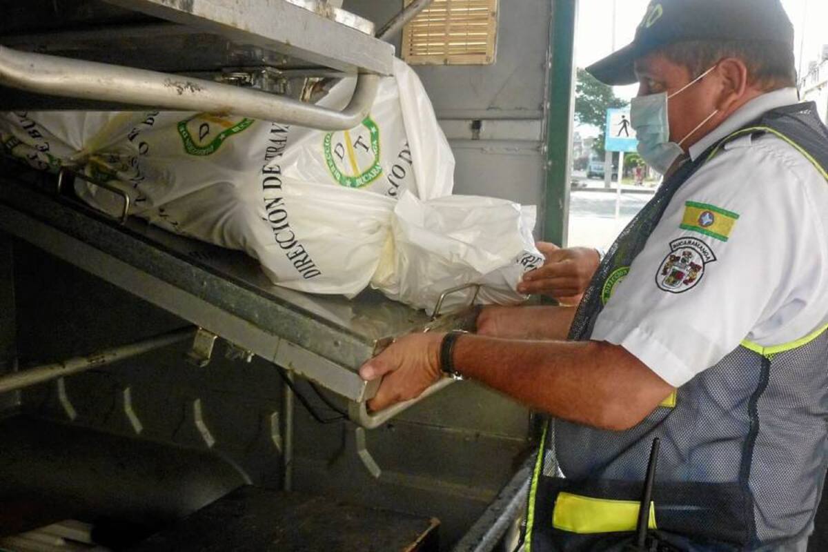 El levantamiento del cadáver de Guillermo Silva fue realizado por unidades de la Dirección de Tránsito de Bucaramanga. (Foto: Marco Valencia / VANGUARDIA LIBERAL)